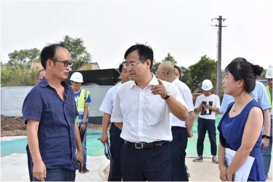 鐘書記走訪國際醫(yī)學項目現(xiàn)場，冒酷暑、送服務、解難題