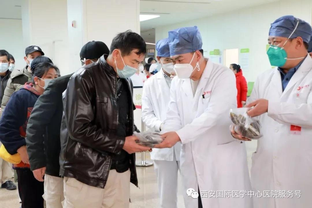 央視新聞移動網(wǎng)——積極應對新型冠狀病毒感染的肺炎疫情 西安國際醫(yī)學中心醫(yī)院免費贈送中藥制劑