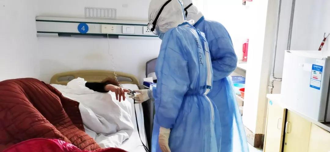 贊！醫(yī)護(hù)人員用方言為患者加油打氣