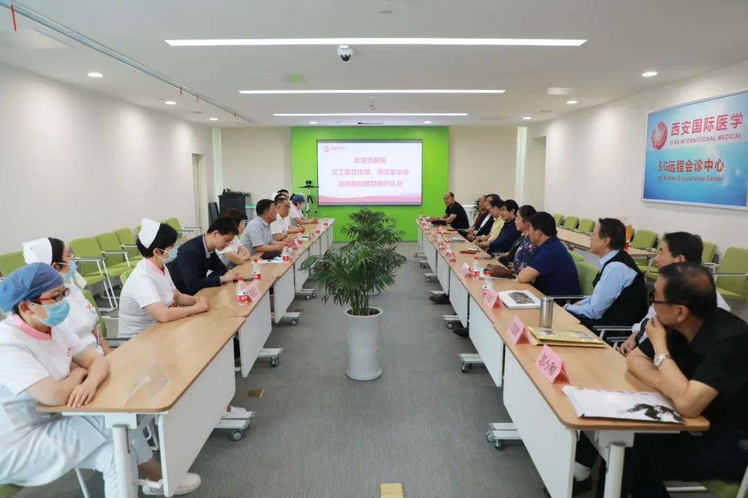 書法送祝福 筆墨贊英雄——西安高新區(qū)黨工委宣傳部、書法家協(xié)會(huì)一行致敬最美逆行者