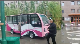 暖心！醫(yī)院下雨天安排擺渡車