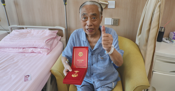 關愛老黨員 送上健康卡