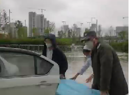 大雨天突遇車禍，從安保到醫(yī)護(hù)人員接力營(yíng)救