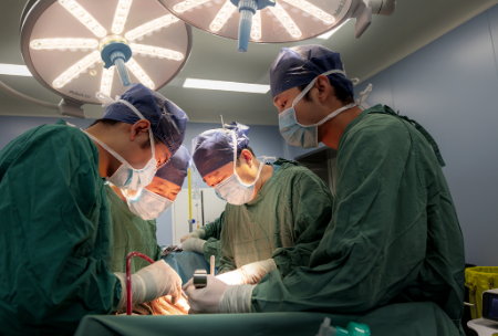 4小時(shí)的手術(shù)，消外一科從七旬患者體內(nèi)取出哈密瓜大小的腫瘤