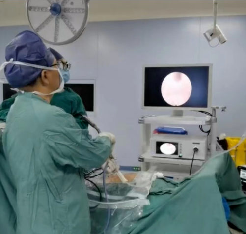 胸椎管狹窄，他把手術(shù)傷口由10公分縮小至7毫米