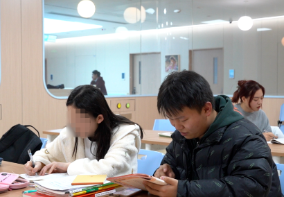 治療、學(xué)習(xí)兩不誤！病房里開啟了“小課堂”