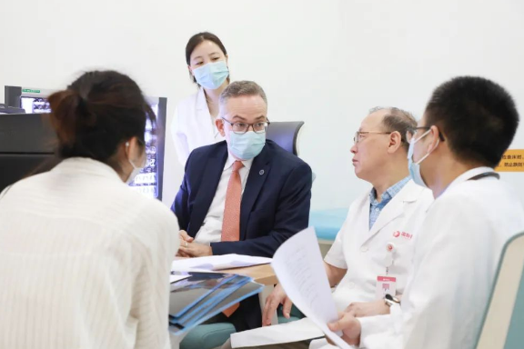 門診、查房、學術(shù)交流……全美排名第一的妙佑醫(yī)療國際專家團隊參與“首屆國際醫(yī)學高峰論壇”國際診療日活動