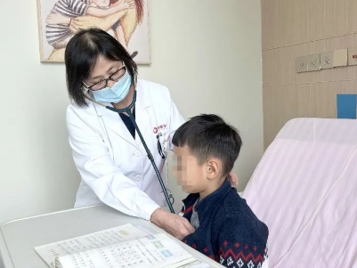 支原體肺炎來(lái)了！住院扎堆，學(xué)習(xí)桌搬到病房，孩子邊寫作業(yè)邊打點(diǎn)滴
