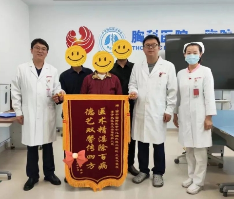 15cm腫物“躲”胸骨后！ 多學(xué)科聯(lián)合為六旬老人“拆彈”