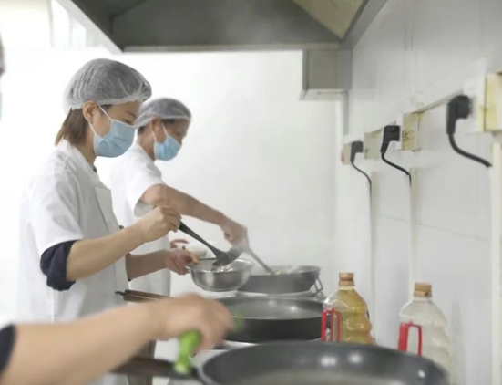 灶火燃起時，醫(yī)院飄出“家的味道”