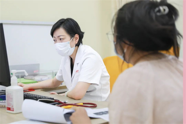 生長(zhǎng)發(fā)育、視力矯治、泌尿外科……暑假未到，兒科門診已排起長(zhǎng)隊(duì)